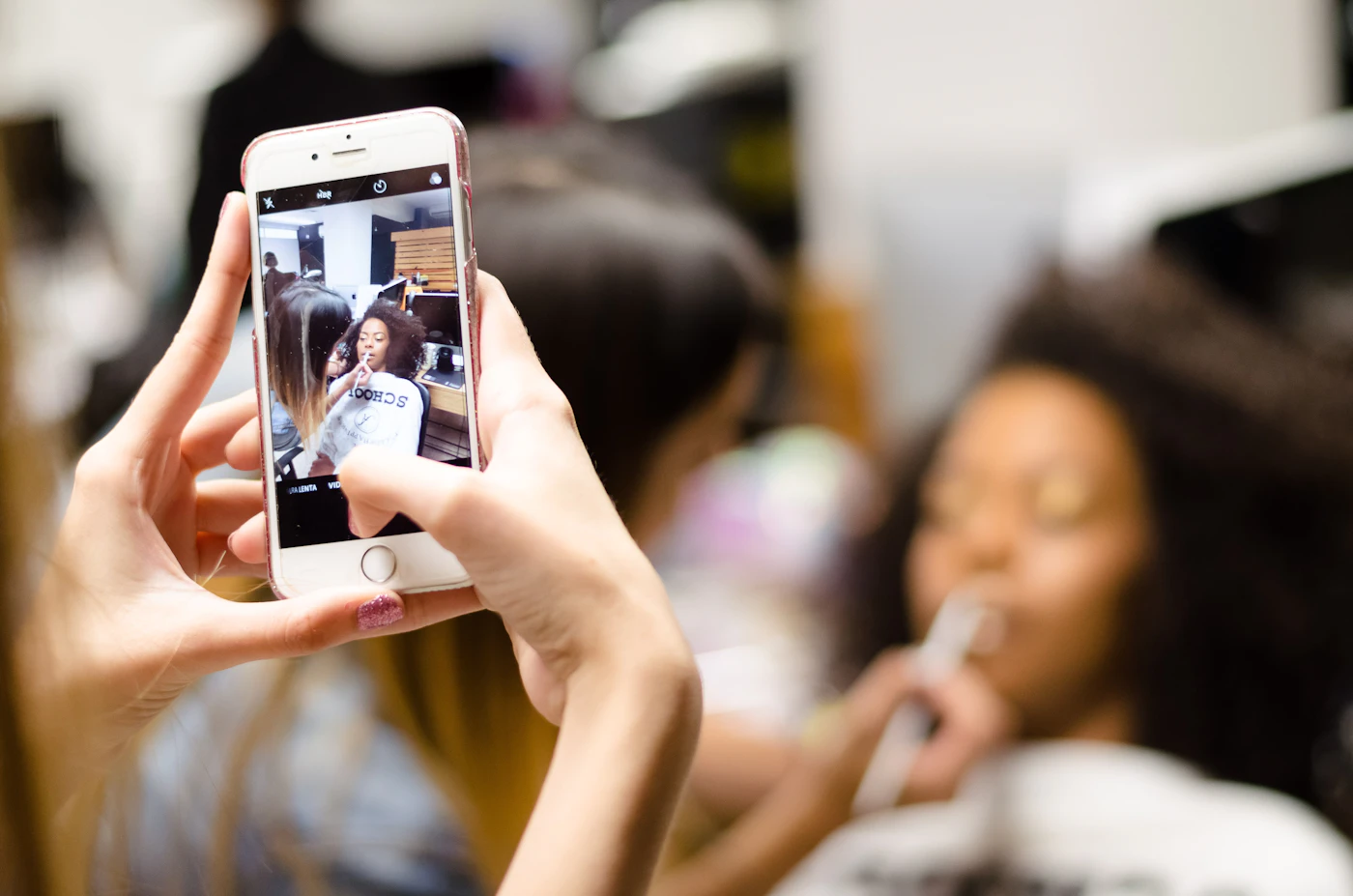 Mary Kay dá loja digital e IA que lê 151 pontos do rosto às consultoras, e tenta virar social commerce