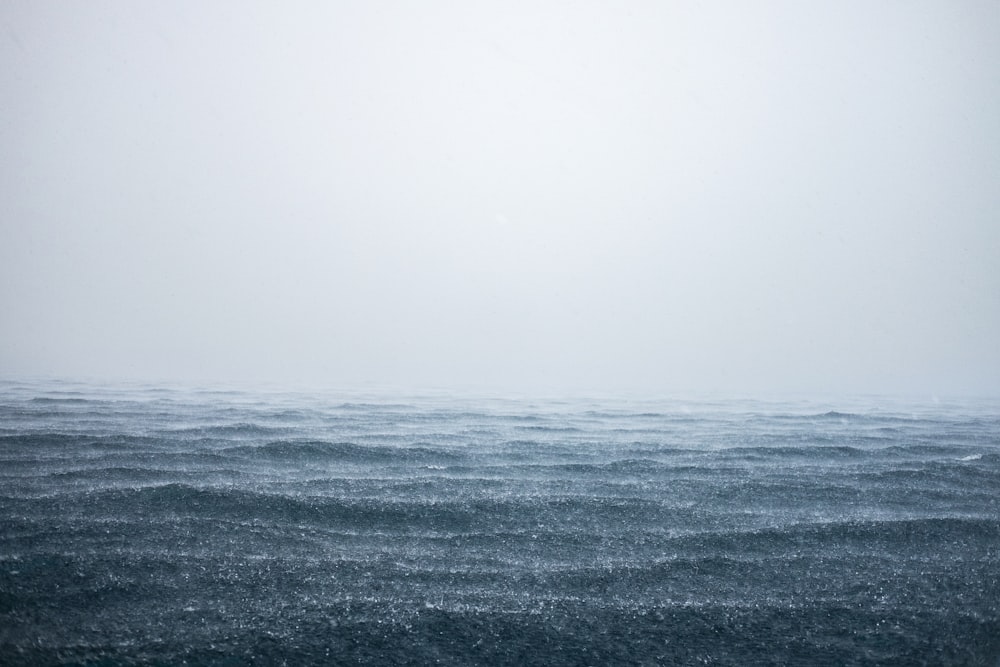 una gran masa de agua sentada bajo un cielo nublado