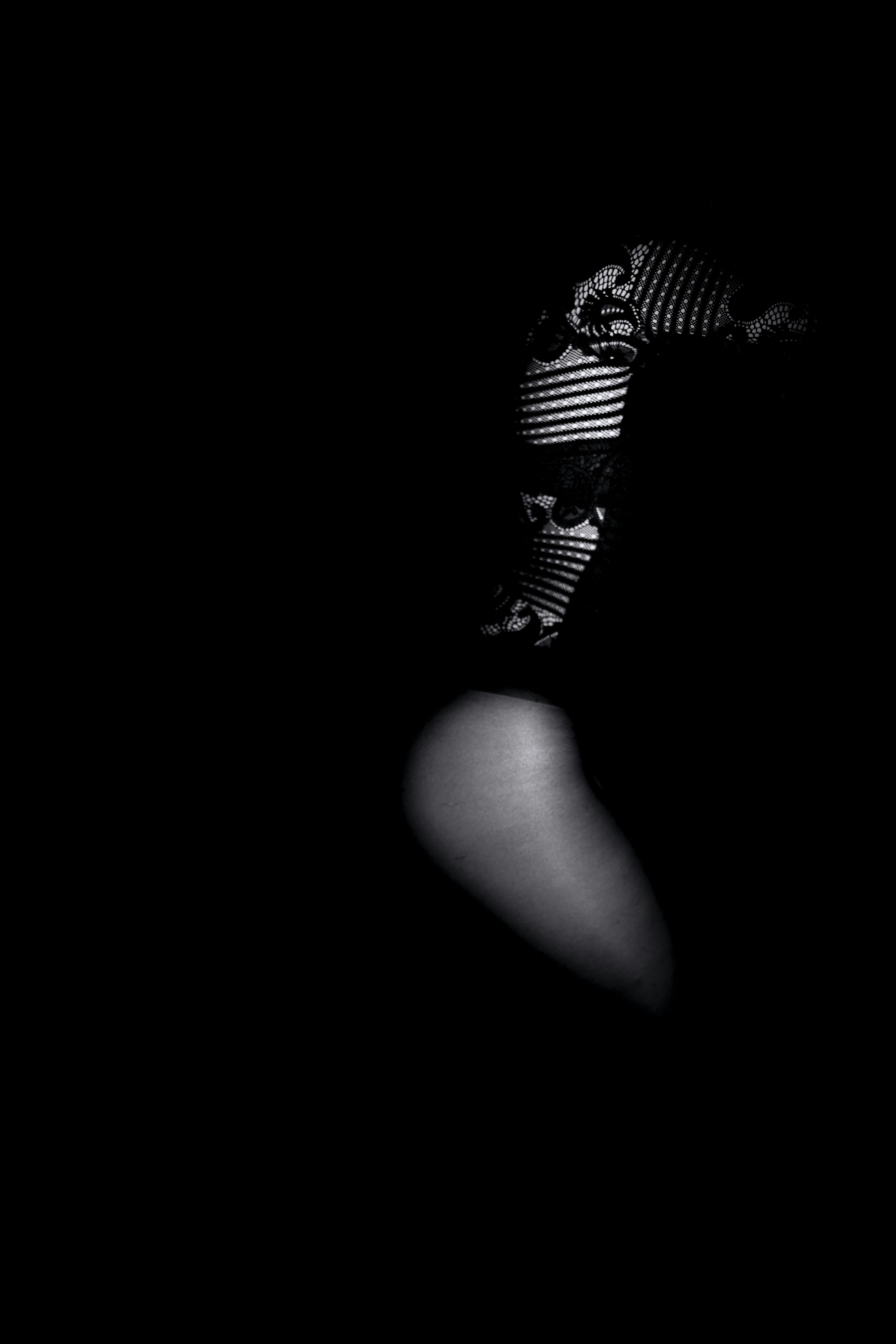 Una foto en blanco y negro de la cara de una mujer