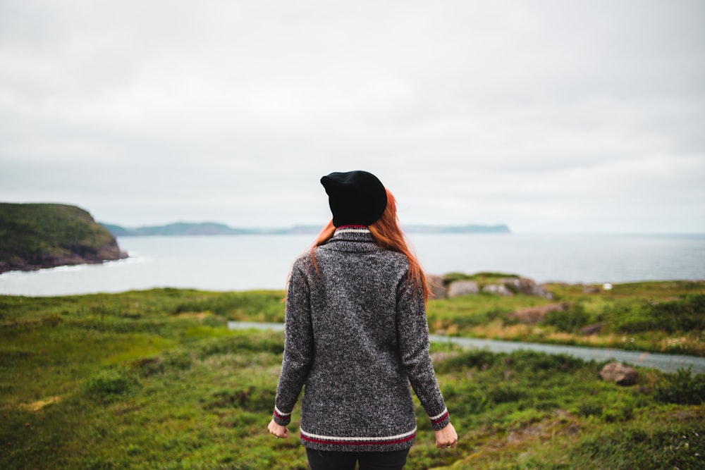 femme debout près du lac