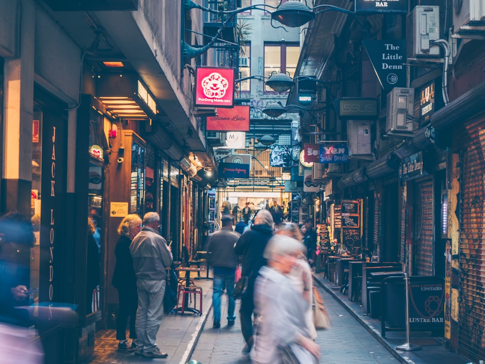 路地を歩く人々