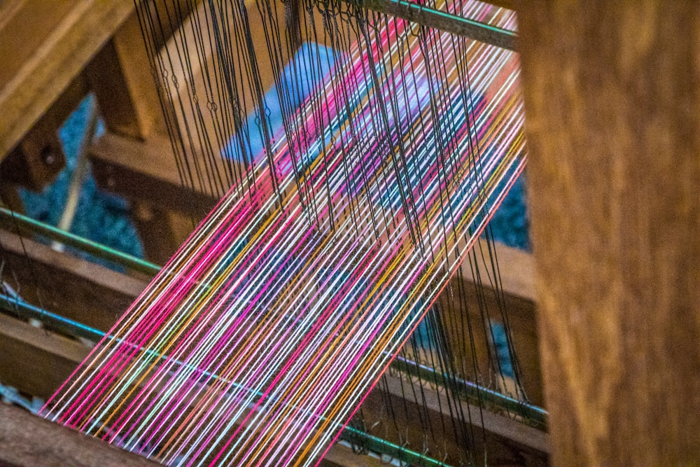 um close up de uma máquina de tecelagem sobre uma mesa