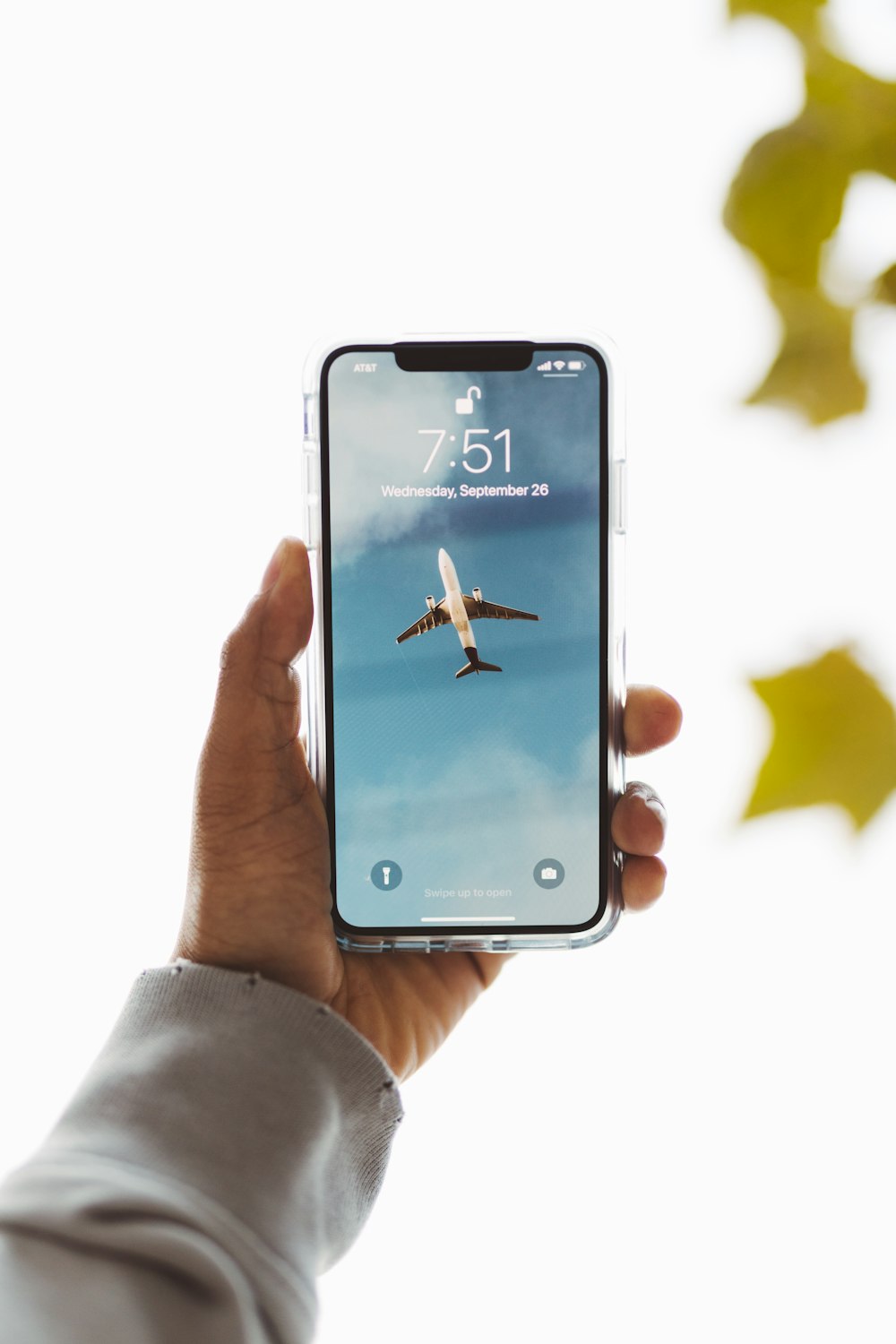 Person, die das iPhone X in der Hand hält