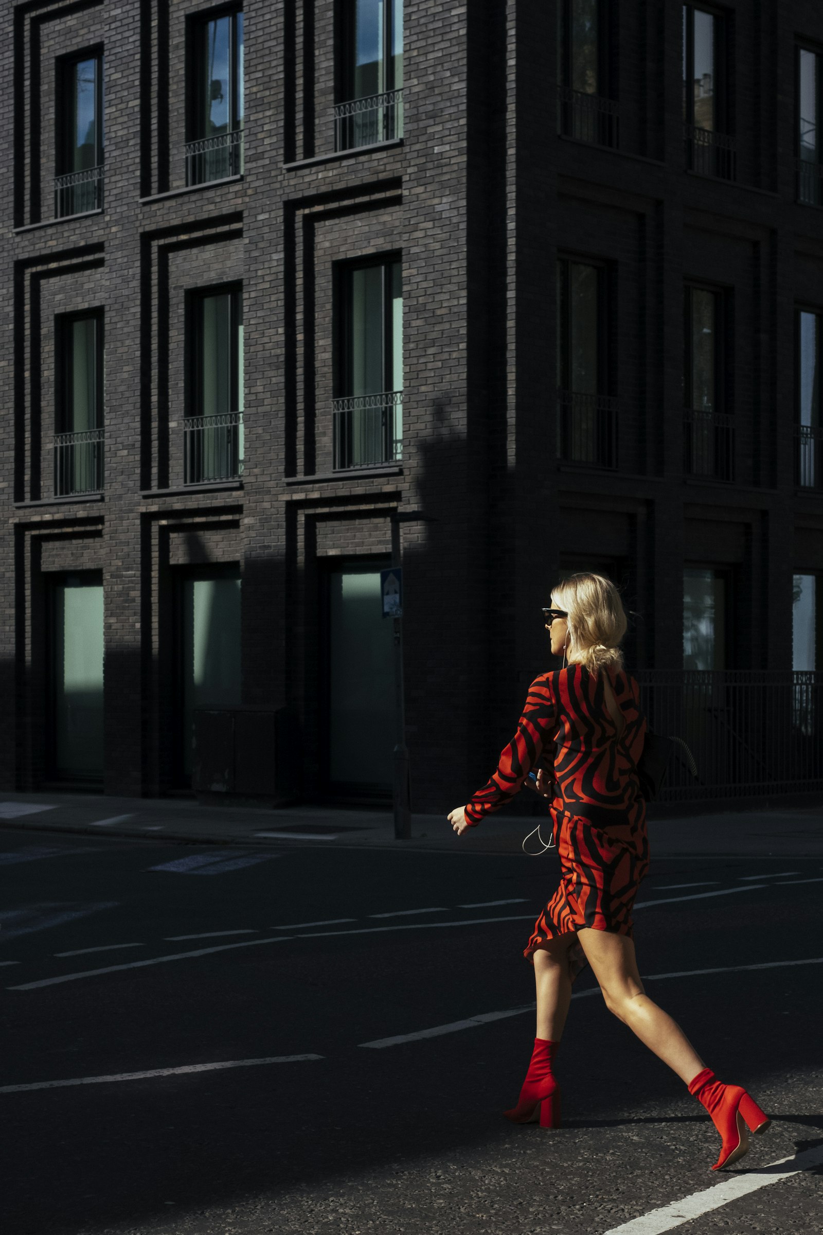 Fujifilm X-H1 + Fujifilm XF 35mm F1.4 R sample photo. Woman crossing the street photography