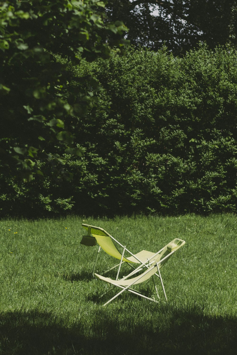 chaise sur le terrain en herbe