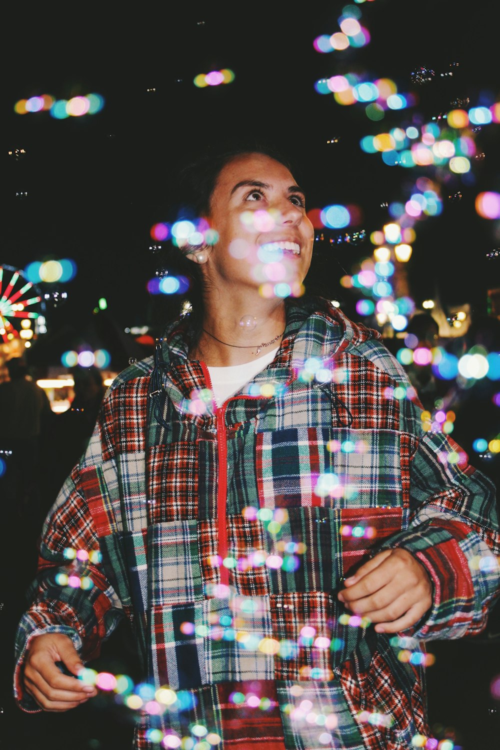 femme debout avec fond de lumières bokeh