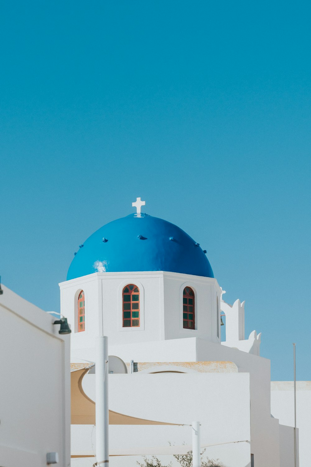 Un edificio blanco con una cúpula azul en la parte superior