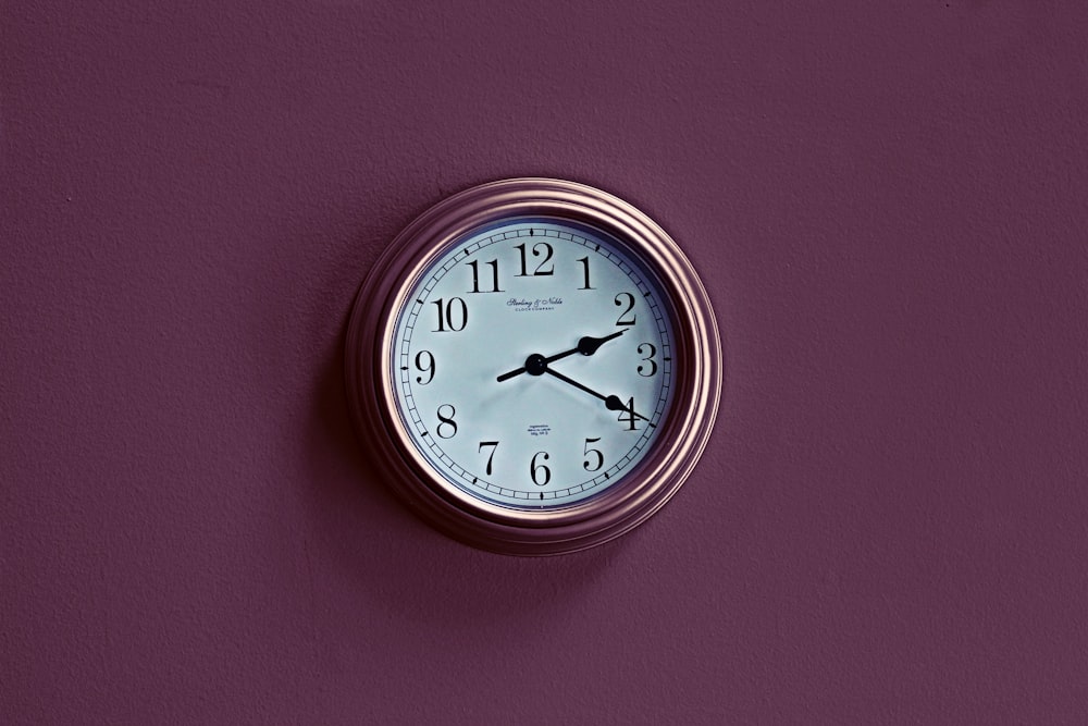 丸い茶色のアナログ壁掛け時計