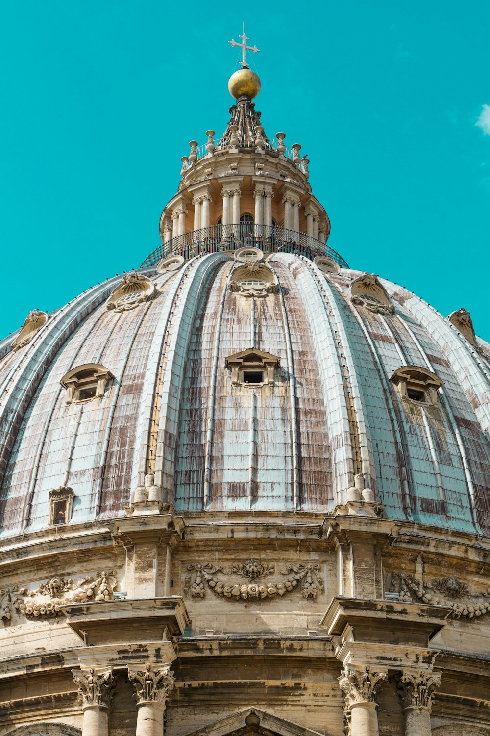 Edificio in calcestruzzo bianco e marrone con cupola durante il giorno