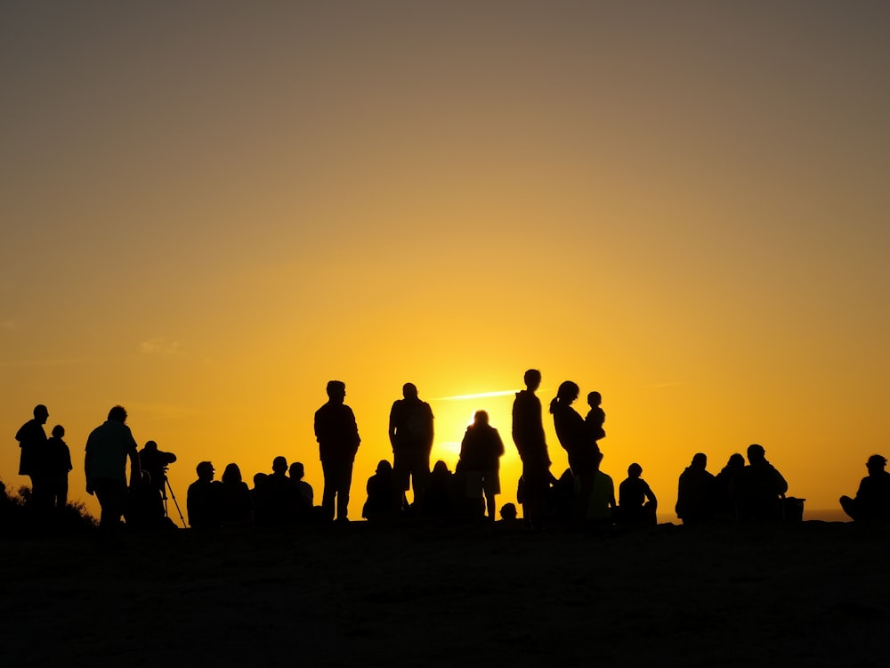 silhouette di persone durante l'ora d'oro
