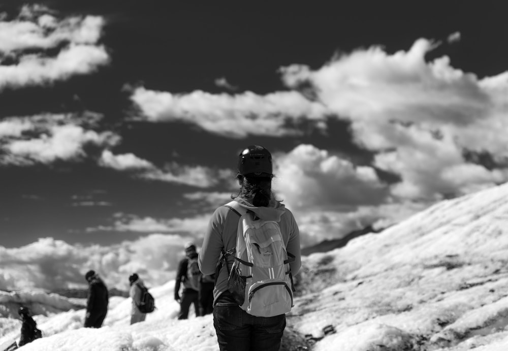 Pessoas na montanha durante o inverno