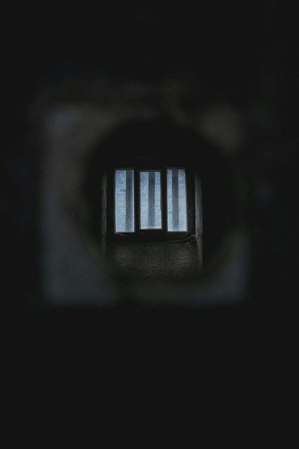 Ein dunkler Tunnel mit Gitterstäben darin
