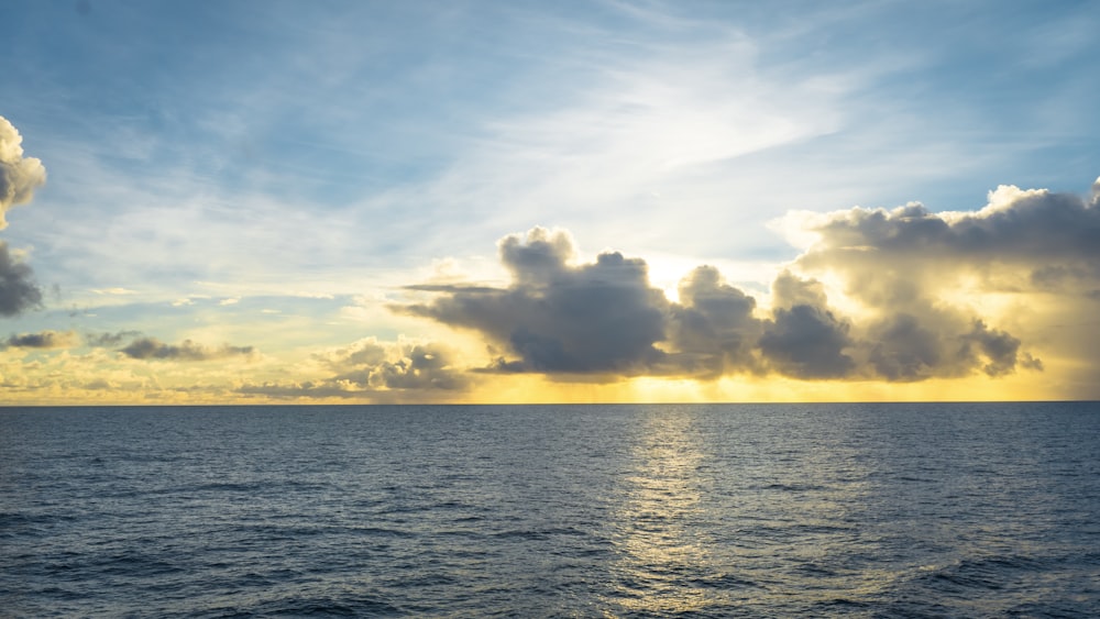 Puesta de sol y cuerpo de agua