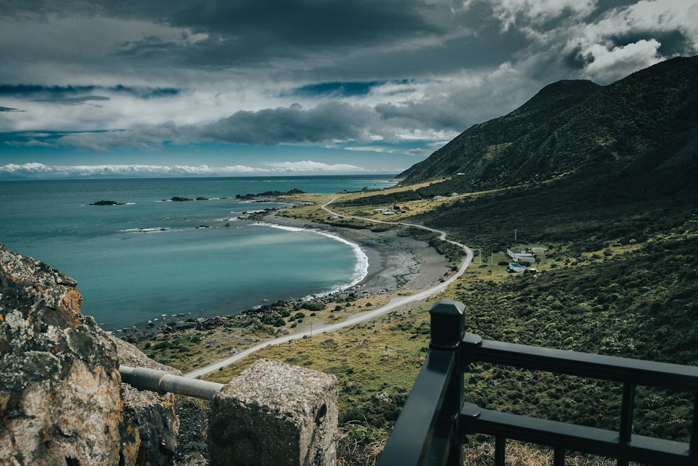 specchio d'acqua verde sotto il cielo nuvoloso