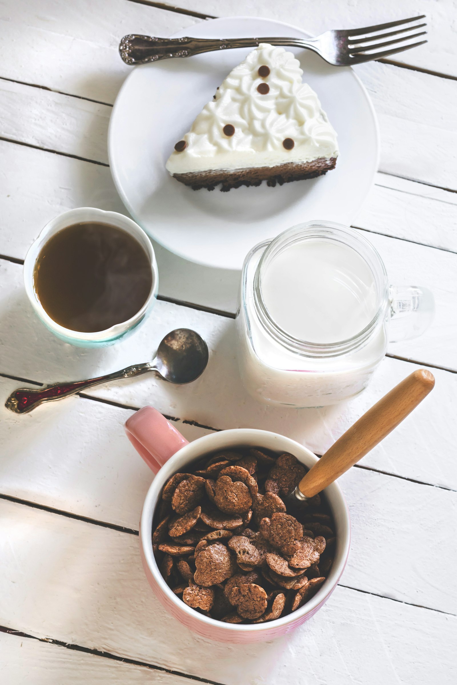 Canon EOS 750D (EOS Rebel T6i / EOS Kiss X8i) + Canon EF 50mm F1.8 II sample photo. Cereal beside slice of photography