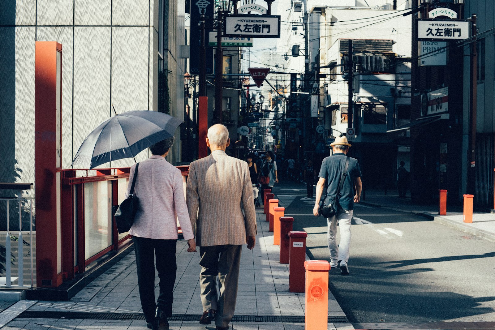Minolta AF 50mm F1.4 [New] sample photo. Man and woman walking photography