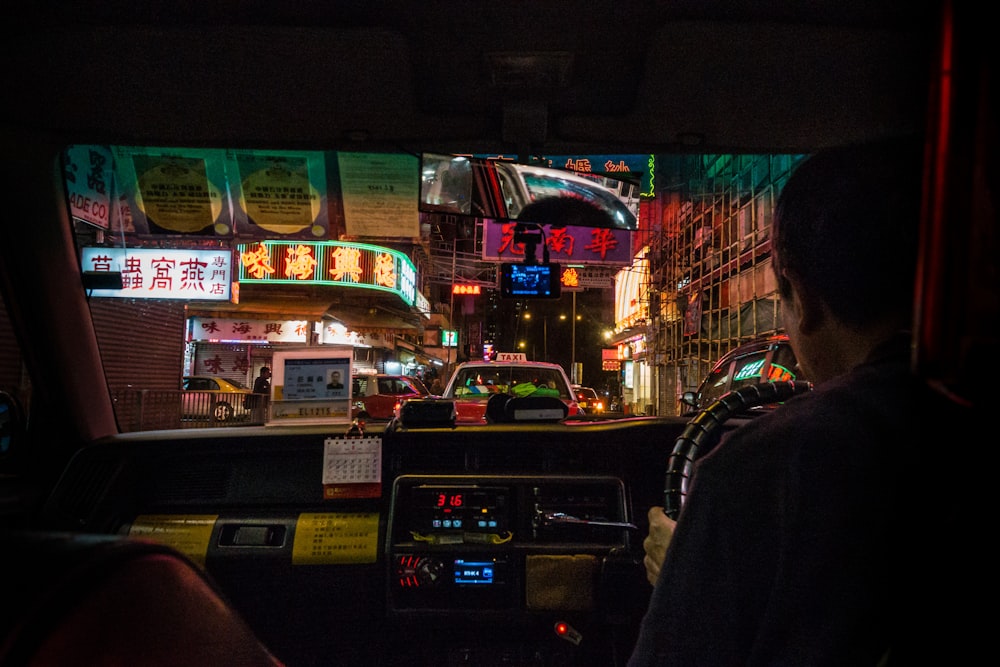 Persona que conduce el vehículo durante la noche