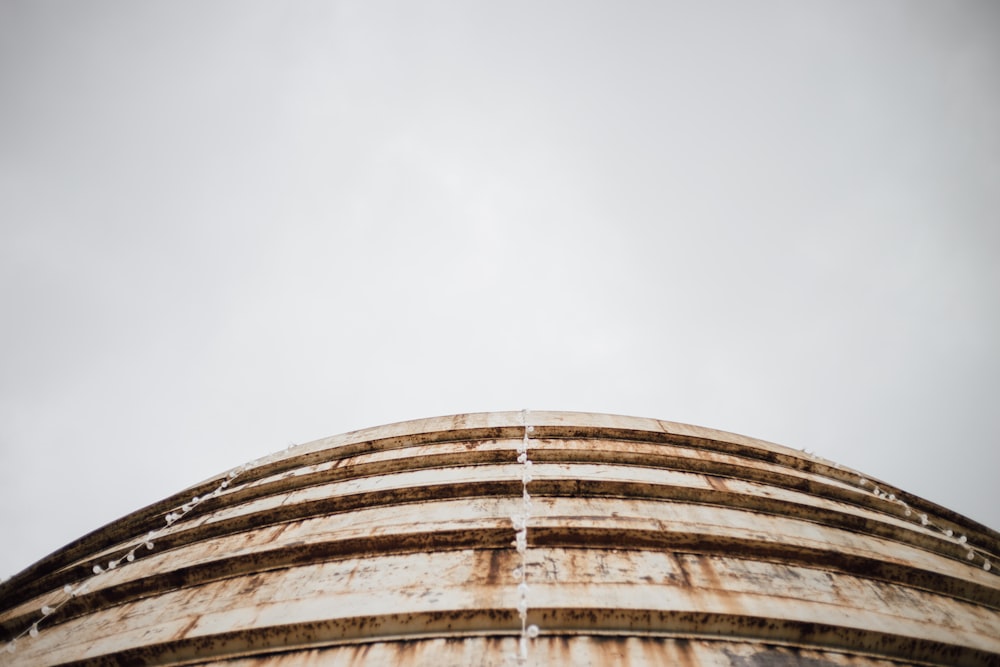 Photographie en contre-plongée d’un bâtiment en béton brun