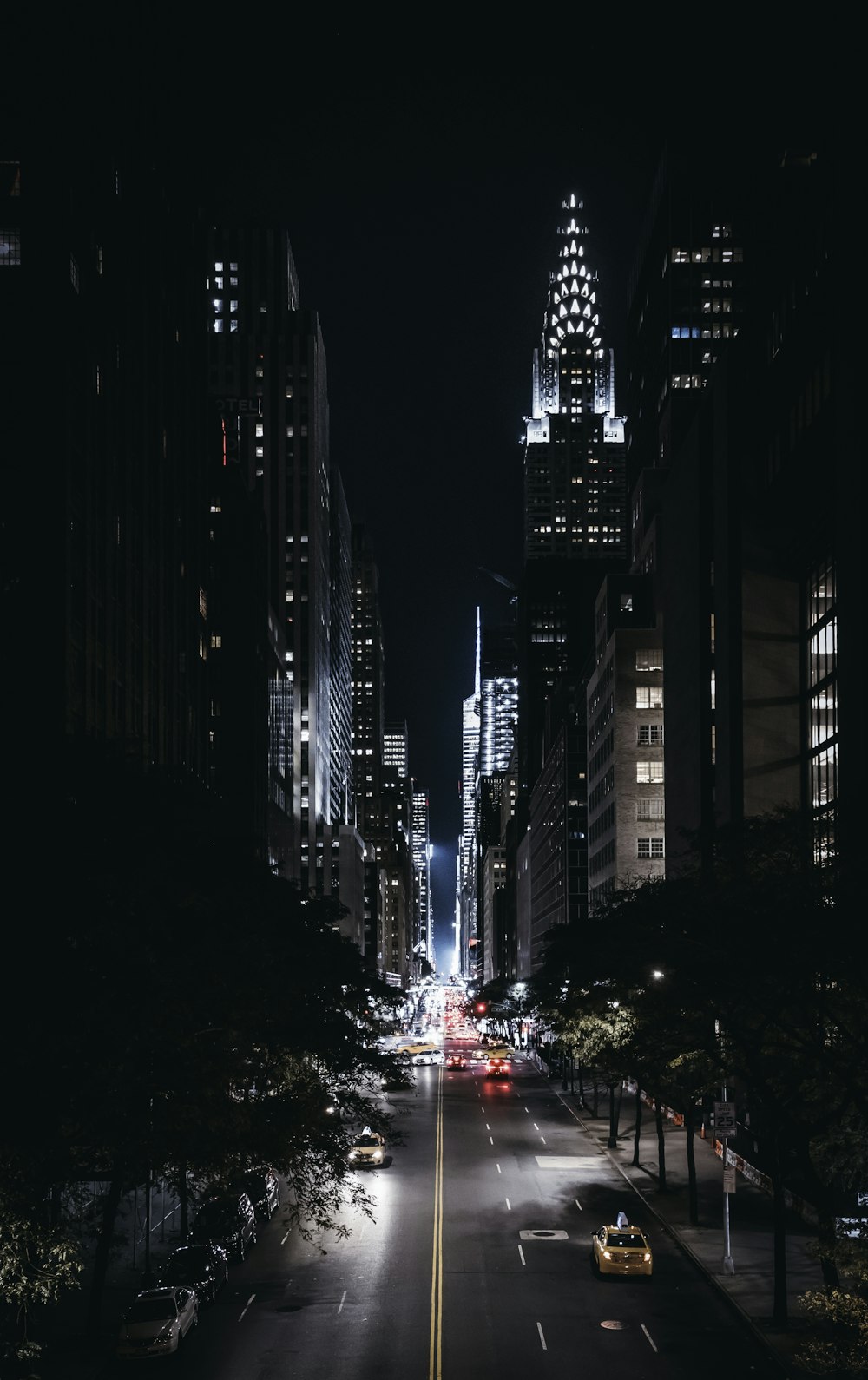 Fotografía aérea de un edificio de gran altura de la ciudad por la noche