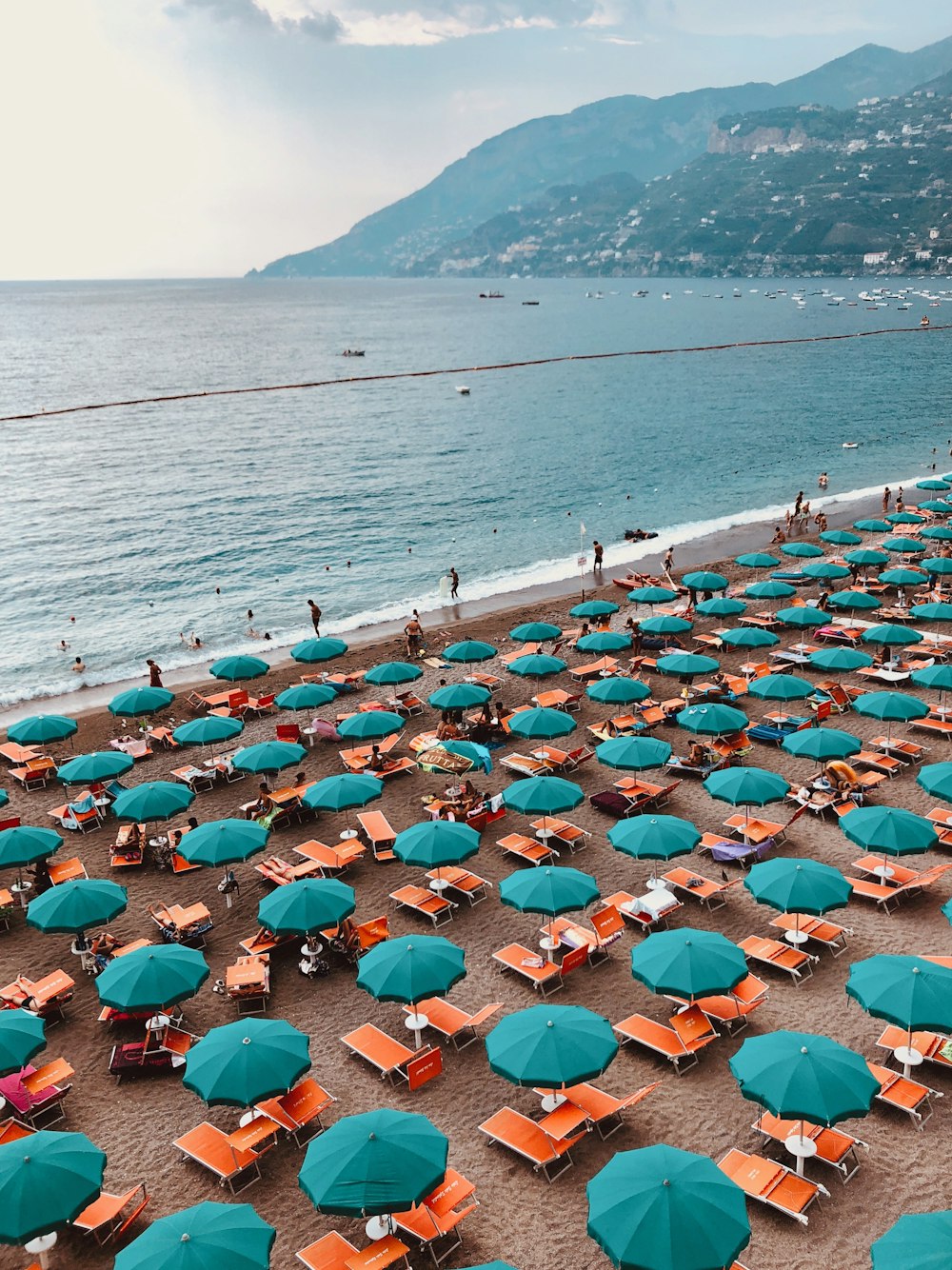 personnes au bord de la mer pendant la journée