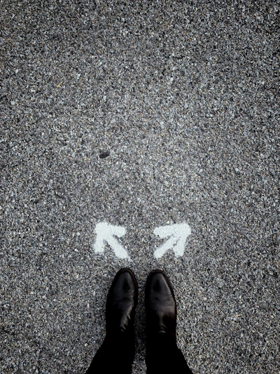 Persona rodeada de gente mirando móviles, simbolizando sobrecarga de opciones