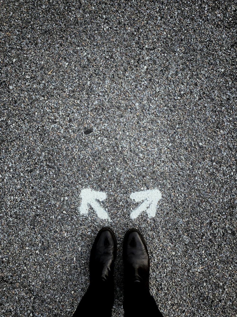 une personne debout au milieu d’une rue