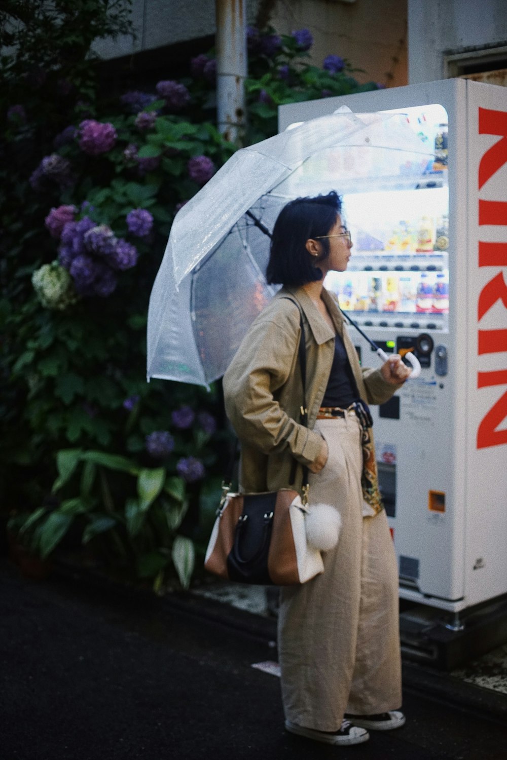 Mujer sosteniendo paraguas