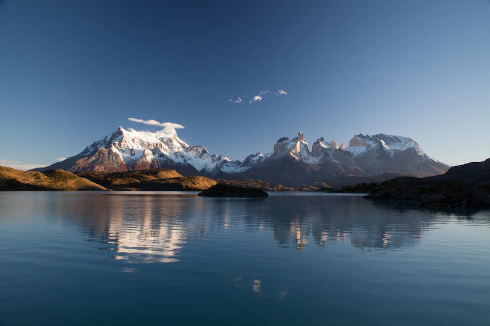 montanha coberta de neve em fotografia reflexiva