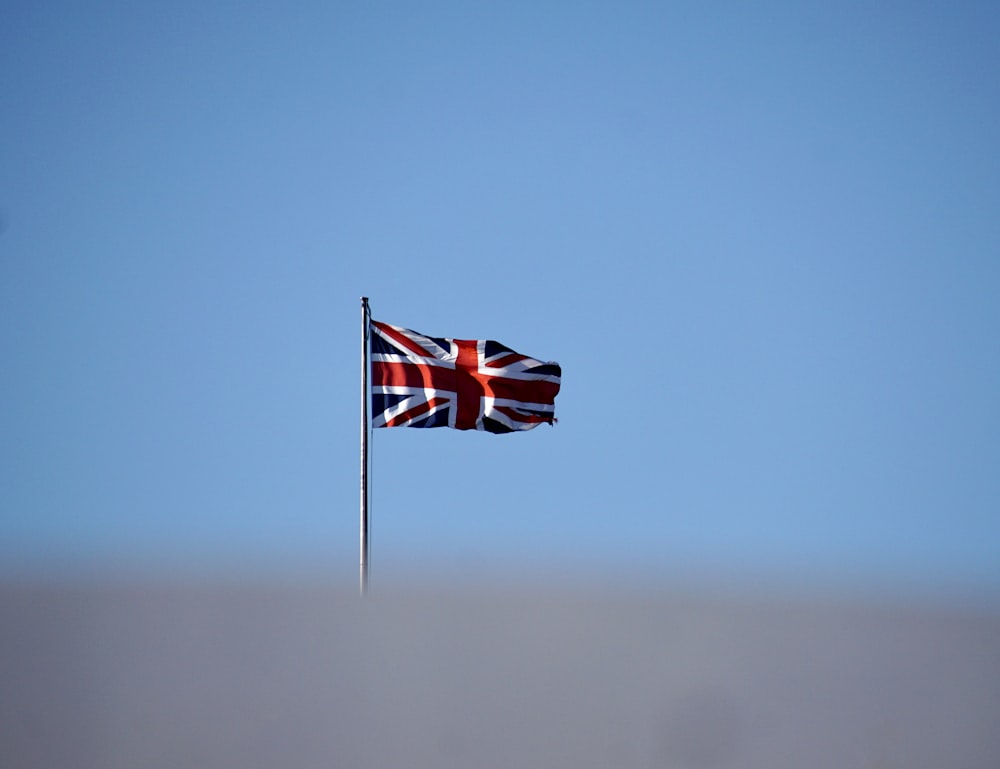 Eine britische Flagge weht hoch am Himmel