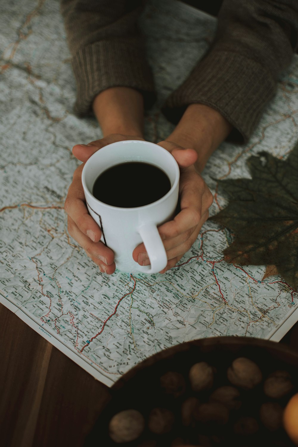 Taza de cerámica blanca llena de líquido negro