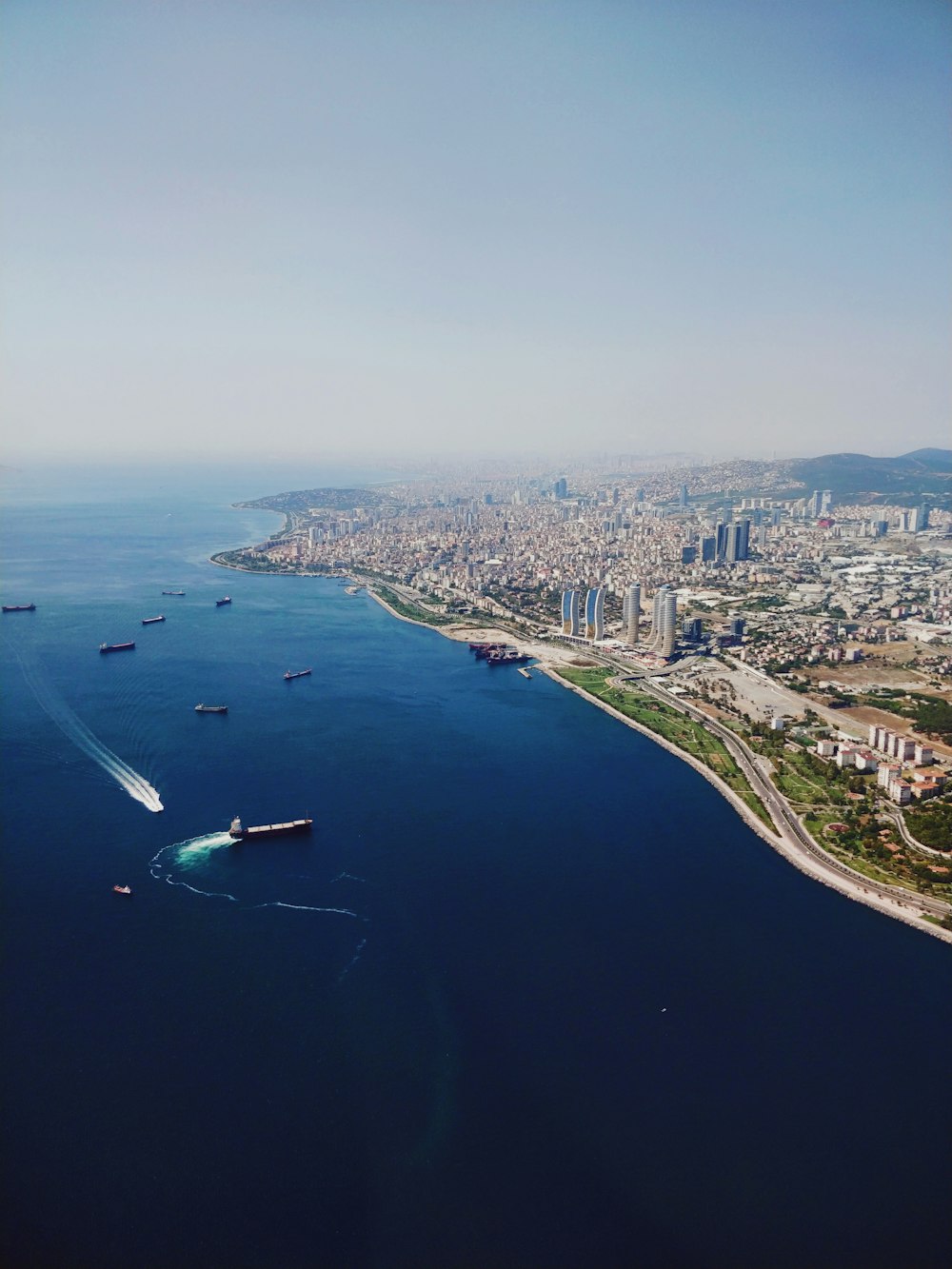 Foto aerea della città vicino all'oceano durante il giorno