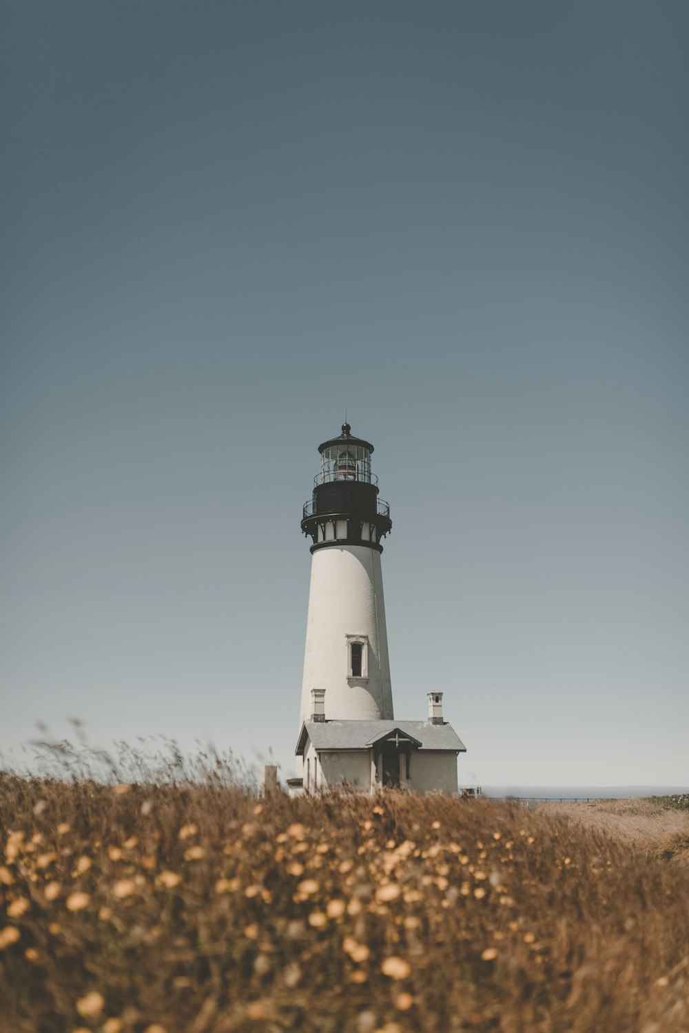 Phare sous le ciel bleu