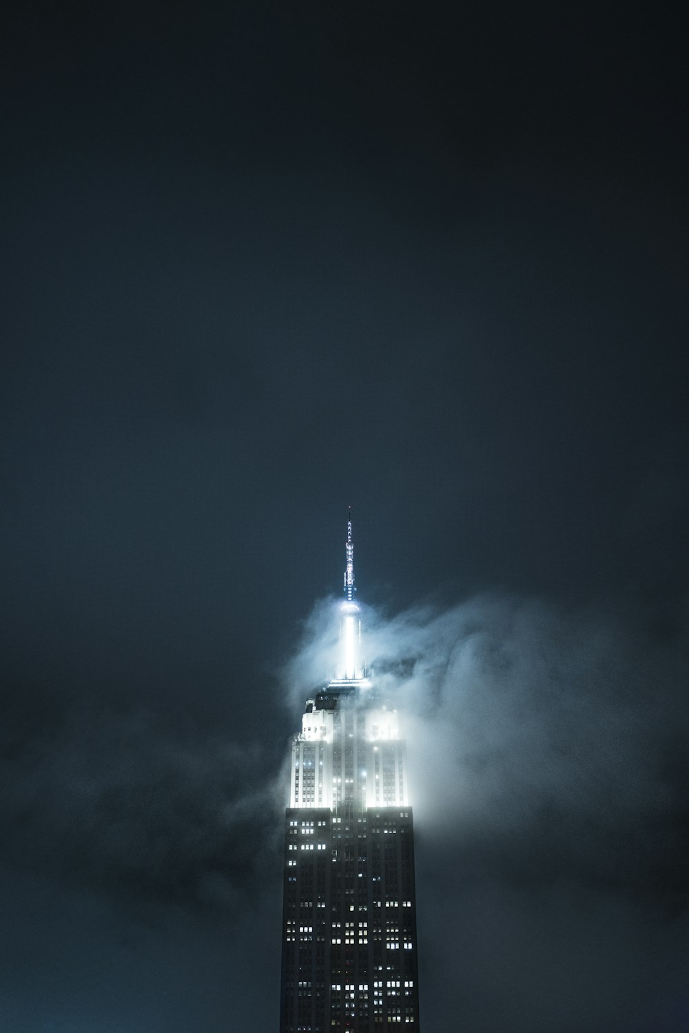 edifício alto iluminado durante a noite