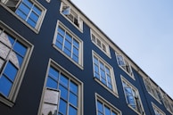 A spacious aanbouw with large windows and a blue exterior frame.