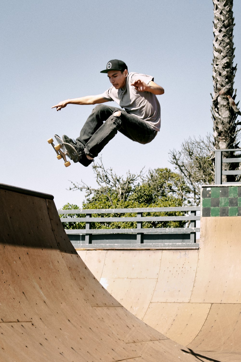 Mann führt Skateboard-Tricks vor