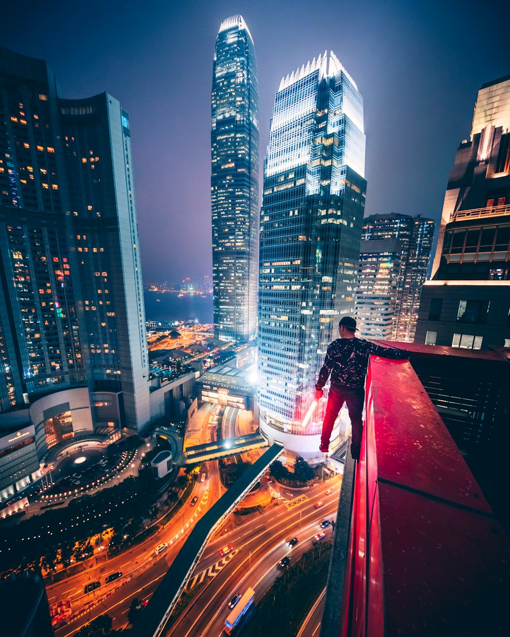 uomo parkour su un edificio