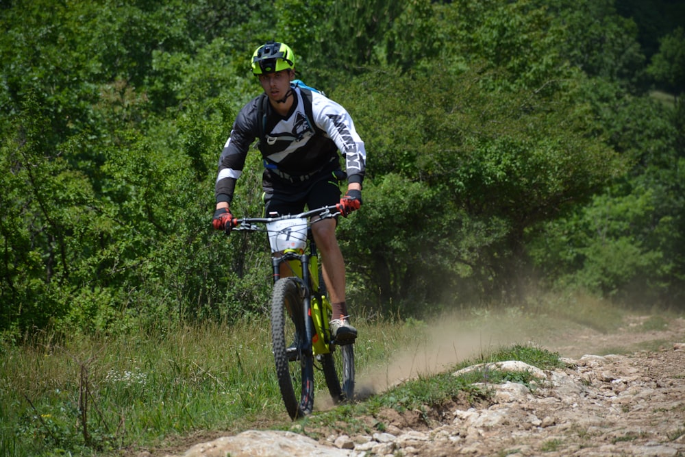 hombre montando bicicleta de montaña rígida