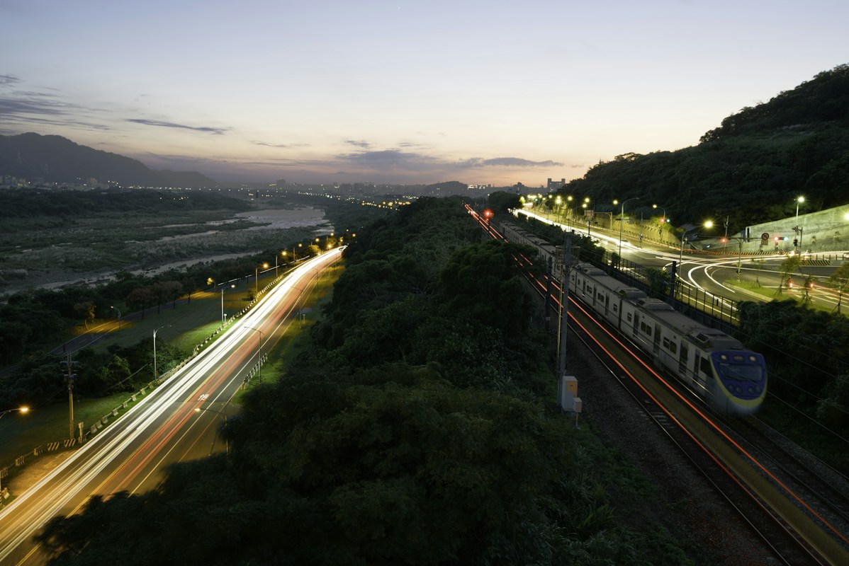 新北鶯歌一帶夜間高速公路的車流光軌