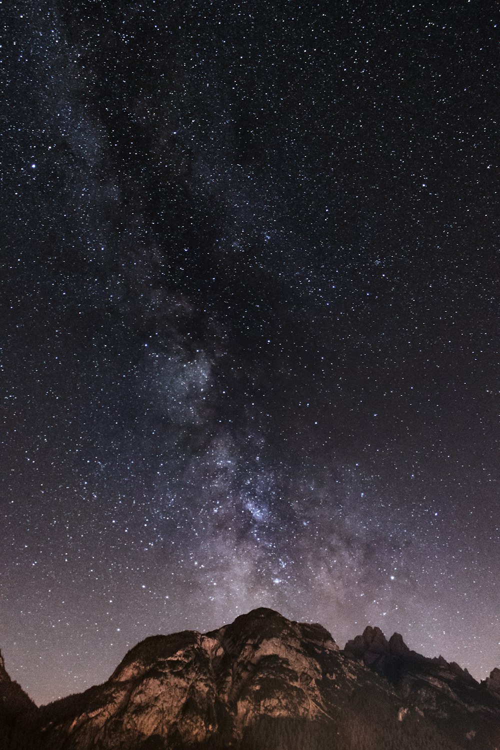 Brauner und schwarzer Berg in sternenklarer Nacht