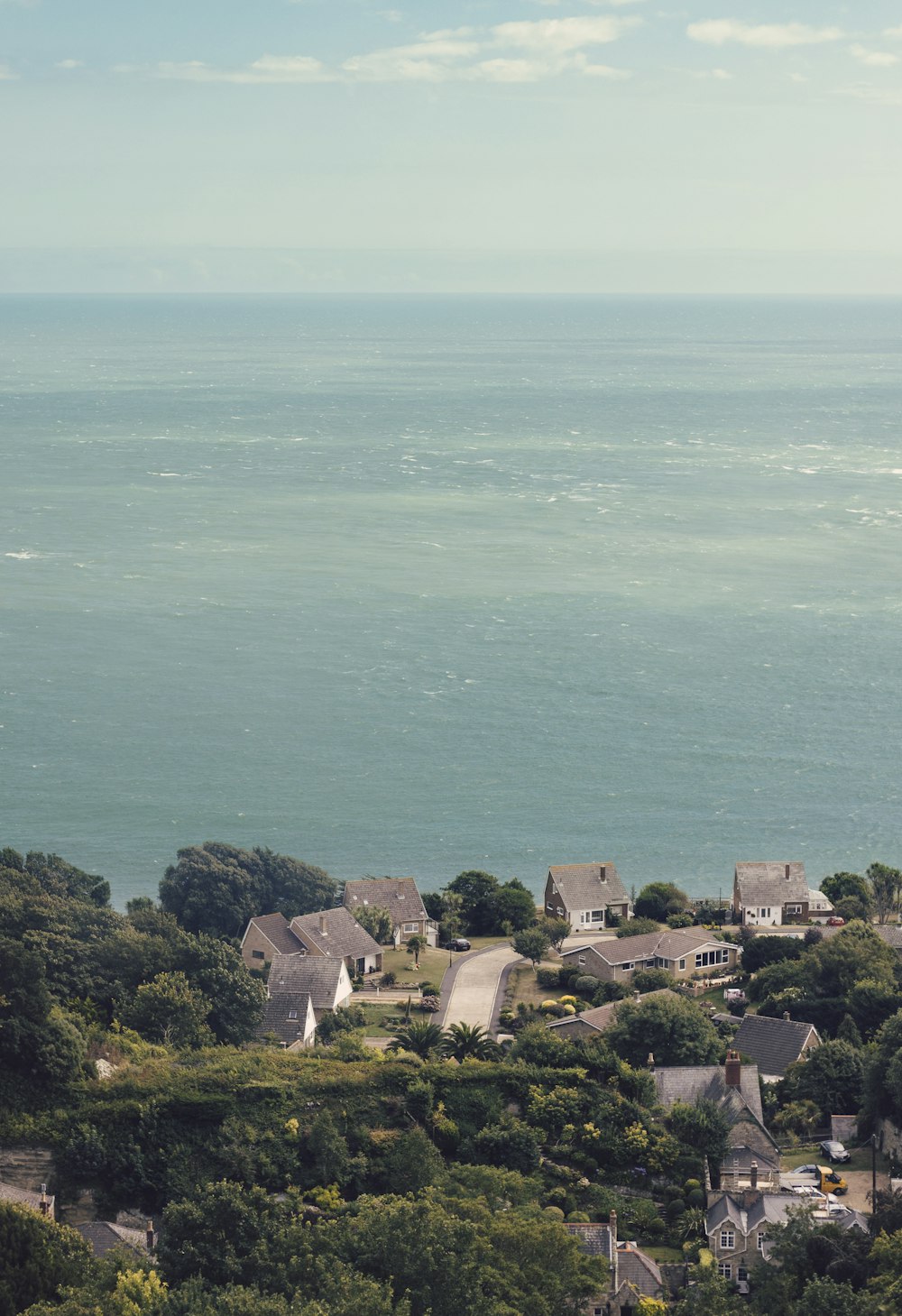 Casas cerca del mar durante el día