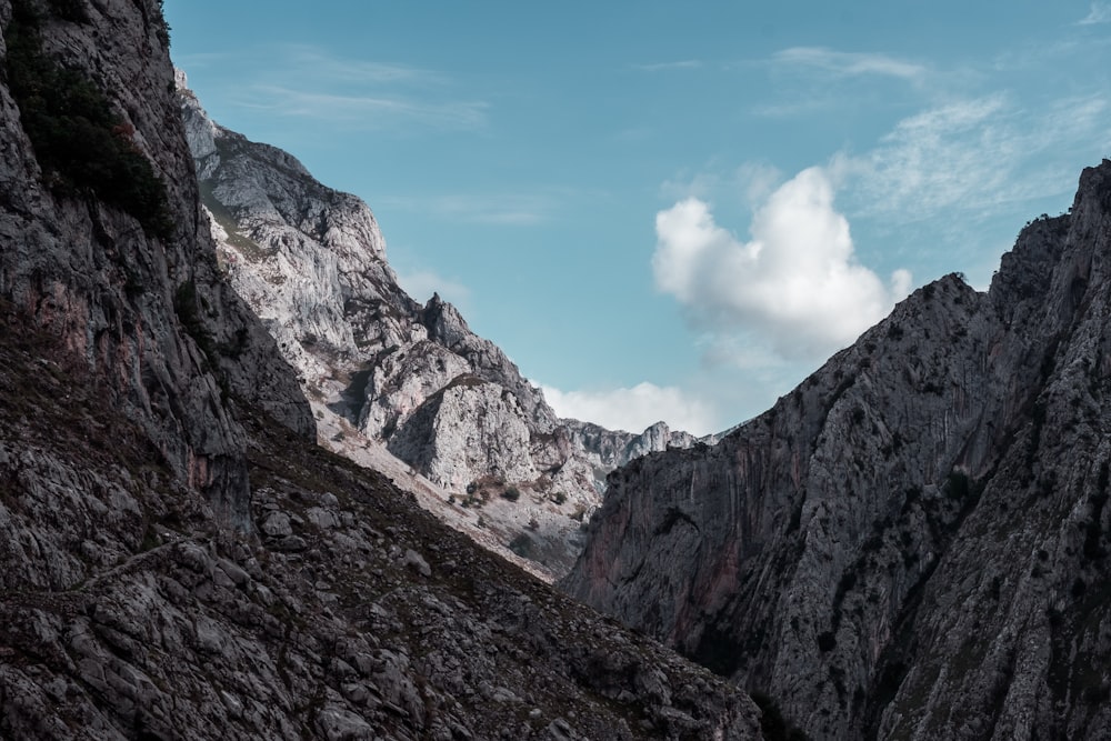 catena montuosa sotto il cielo azzurro