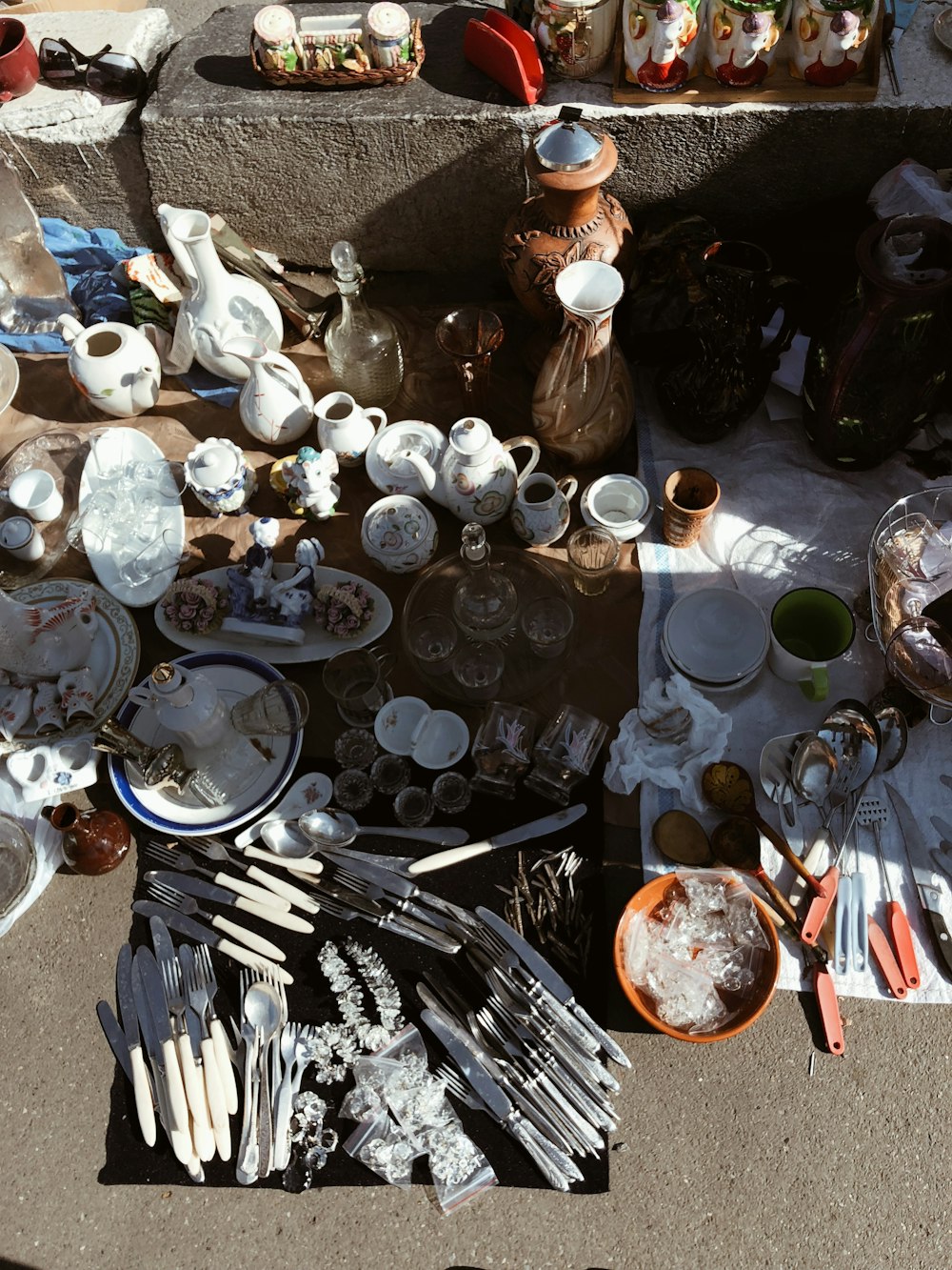 床に置かれた白い陶器の食器とカトラリー