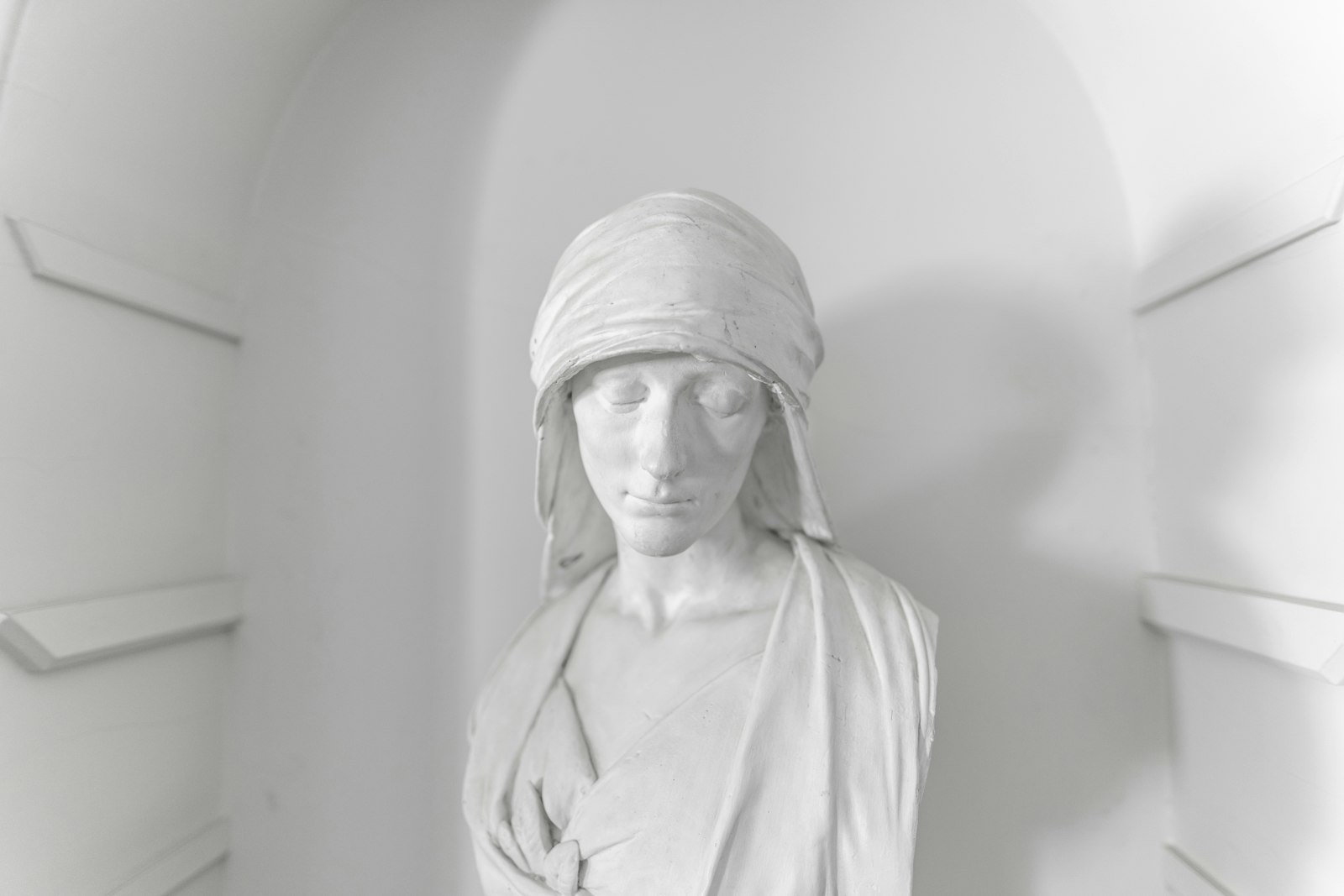 Sigma 20mm F1.4 DG HSM Art sample photo. White women bust statue photography
