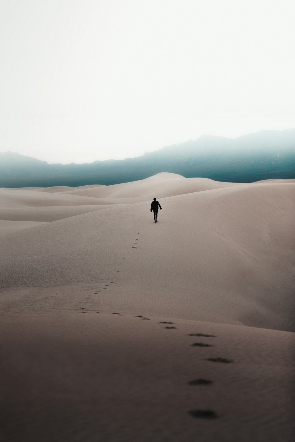 uomo che cammina attraverso il deserto