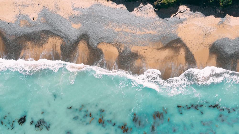 Fotografia con vista dall'alto della riva del mare durante il giorno