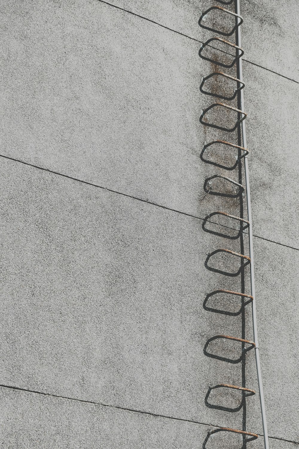 edifício de concreto cinza