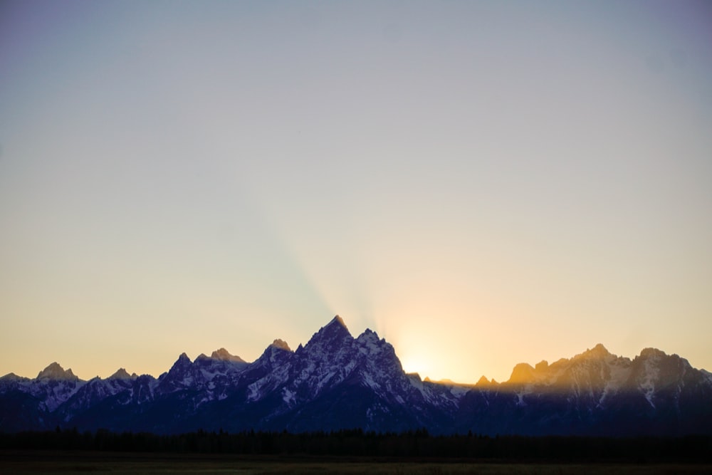 silhouette of mountains wallpaper screengrab