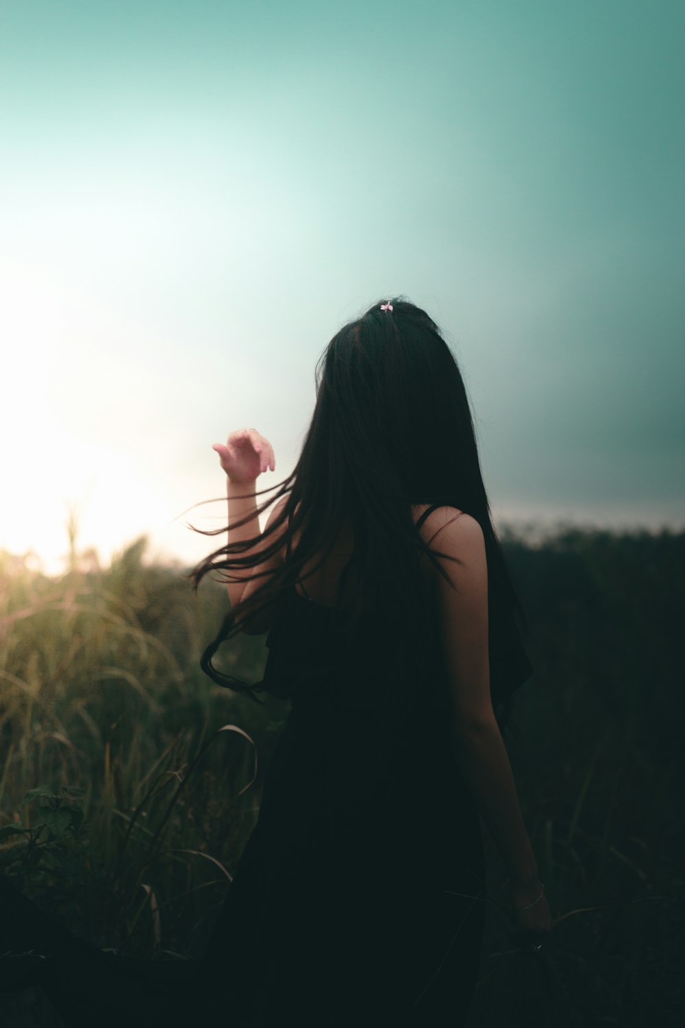 Mujer de pie al aire libre