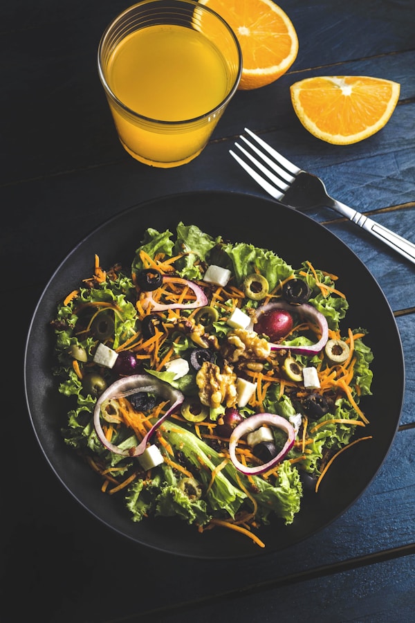 Ensalada colorida con vegetales frescos
