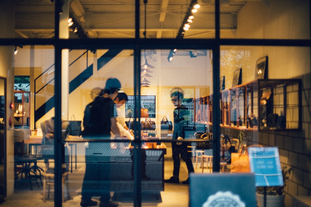 groupe de personnes à l’intérieur du café